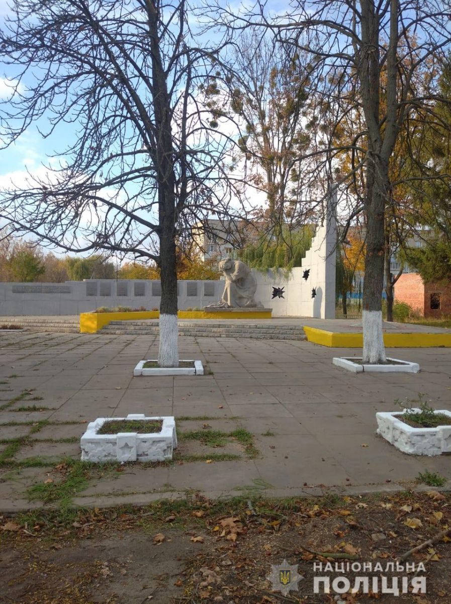 В Дергачах повредили памятник погибшим во Второй мировой войне
